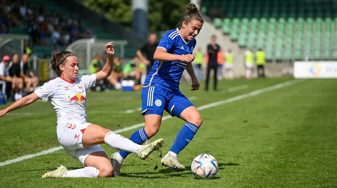 Calciatrici in azione durante una partita di calcio femminile su campo in erba